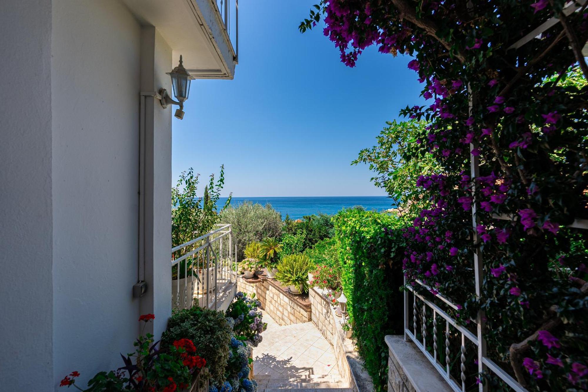 Sun Rose Apartments Sveti Stefan Dış mekan fotoğraf